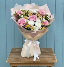 Букет цветов из:  Гвоздики, Орхидеи и Розы в Карсун