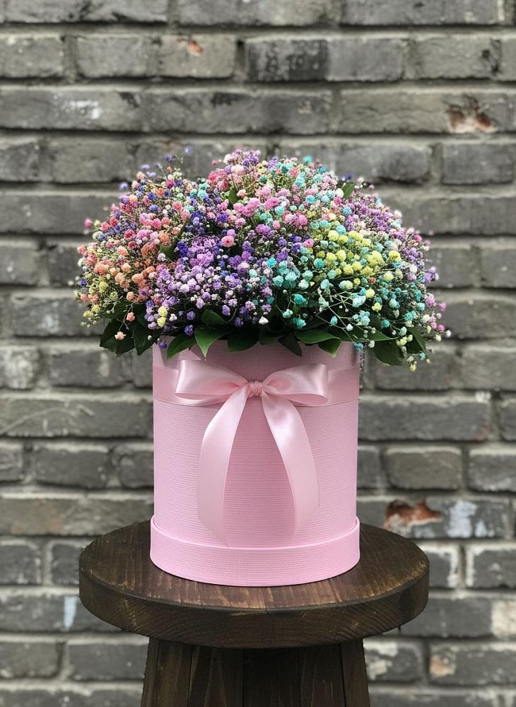 Цветочная композиция из Гипсофила и Розы в шляпной коробке в Карсун