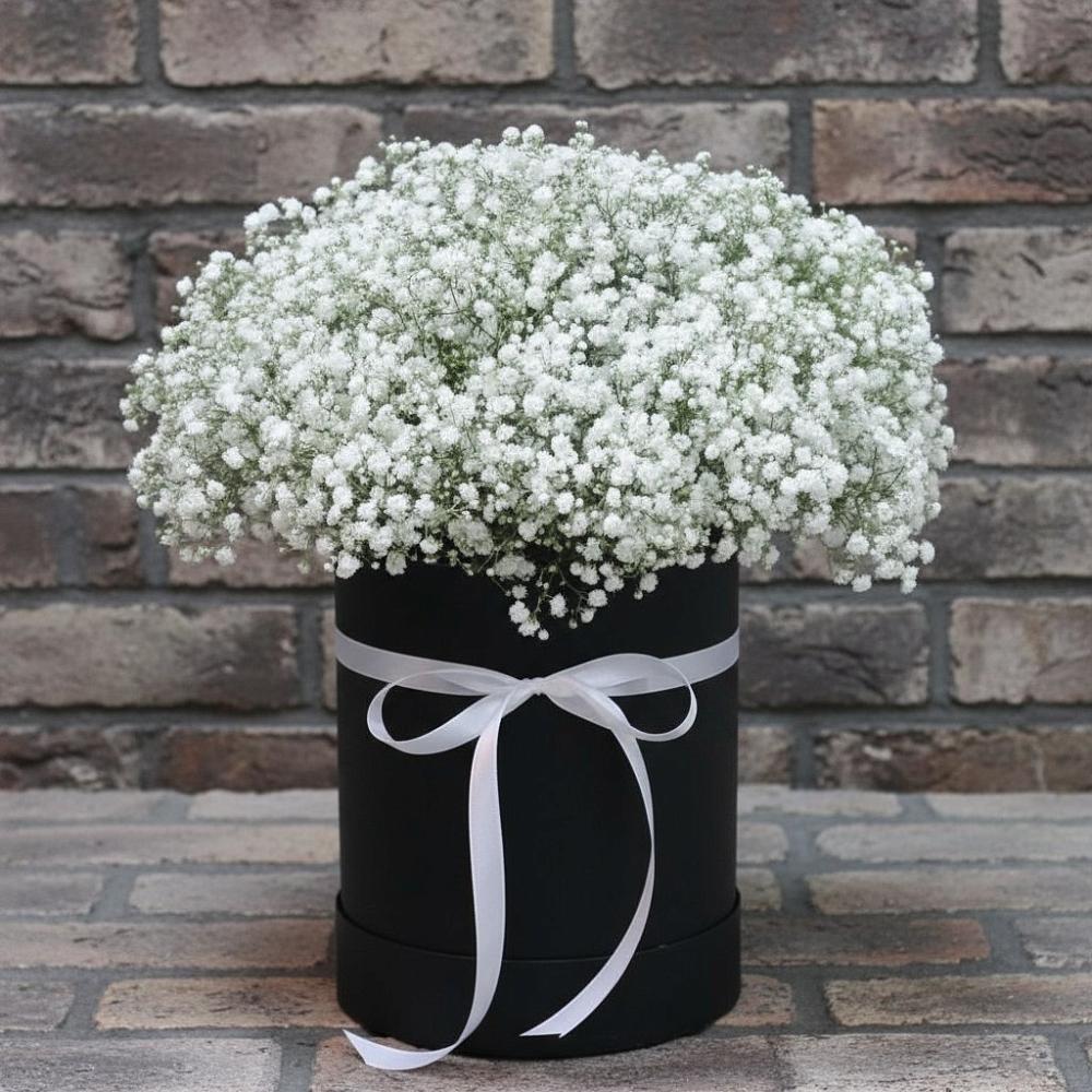 Цветочная композиция из Гипсофила в шляпной коробке в Карсун