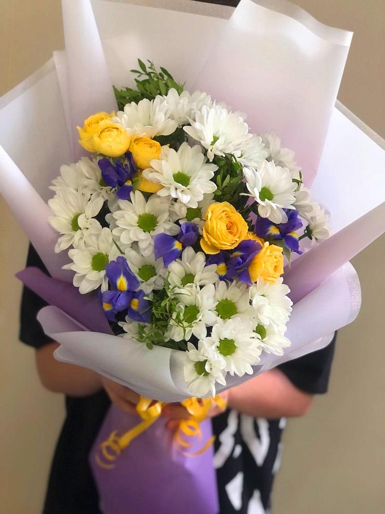 Букет цветов из: Ирисы, Хризантемы и Розы в Карсун