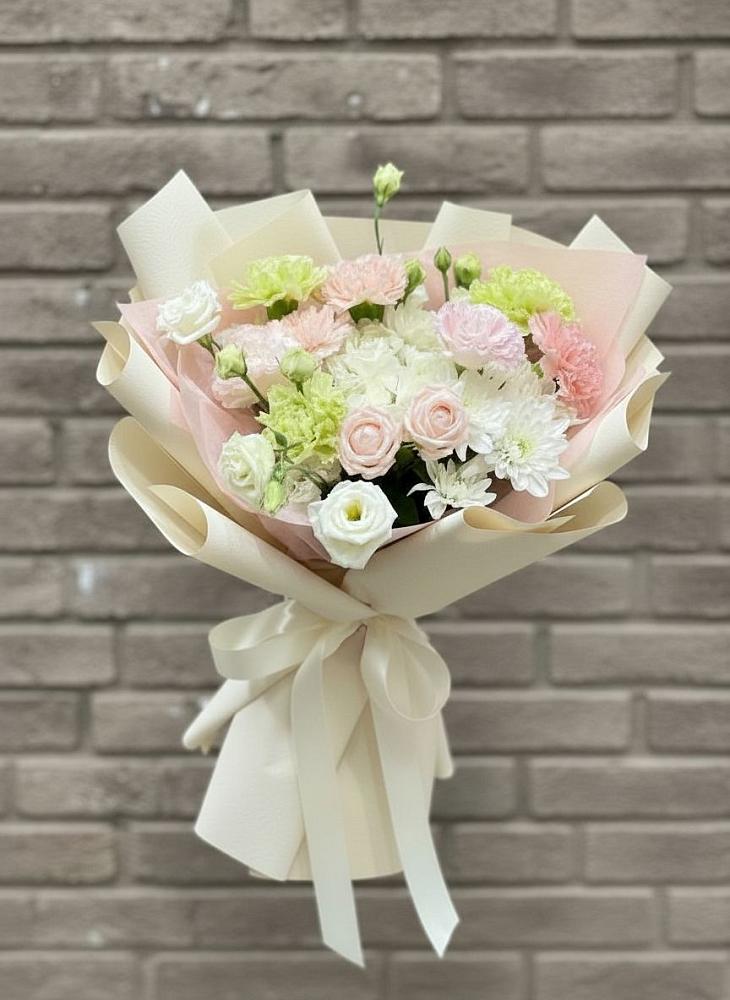 Букет цветов из: Гвоздики, Розы, Лизиантусы и Хризантемы в Карсун