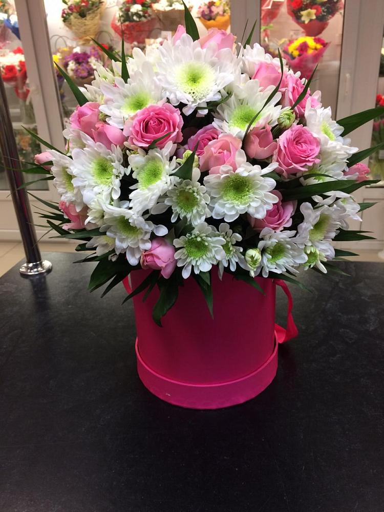 Цветочная композиция из Розы и Хризантемы в шляпной коробке в Карсун