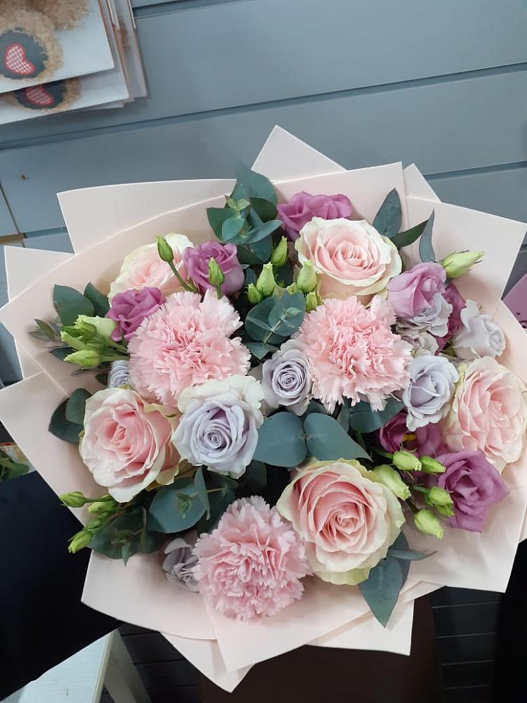 Букет цветов из: Розы, Гвоздики и Лизиантусы в Карсун